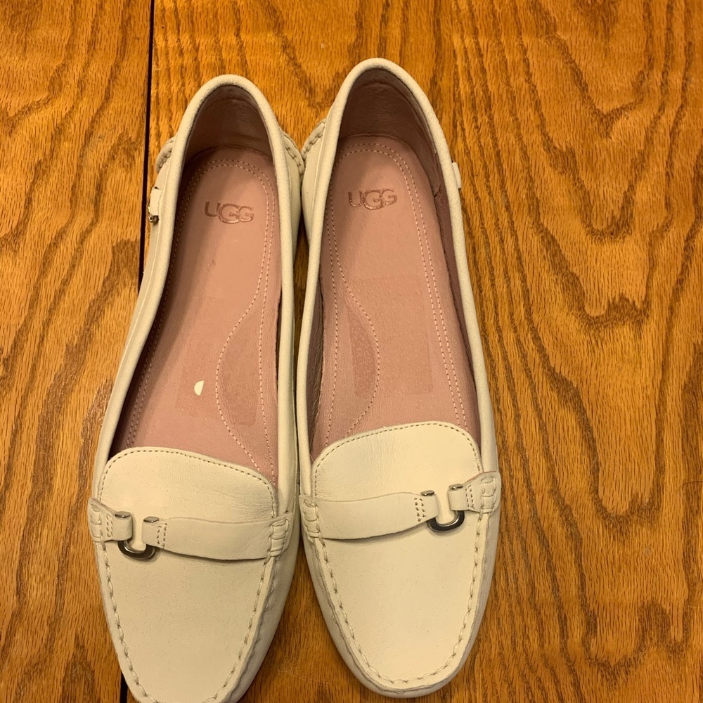 UGG Women 9M Flat Soft Leather New